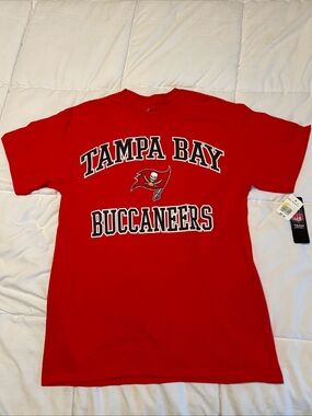 Tampa Bay Buccaneers Red T-Shirt-Mens Medium-Majestic-NFL   New With Tags